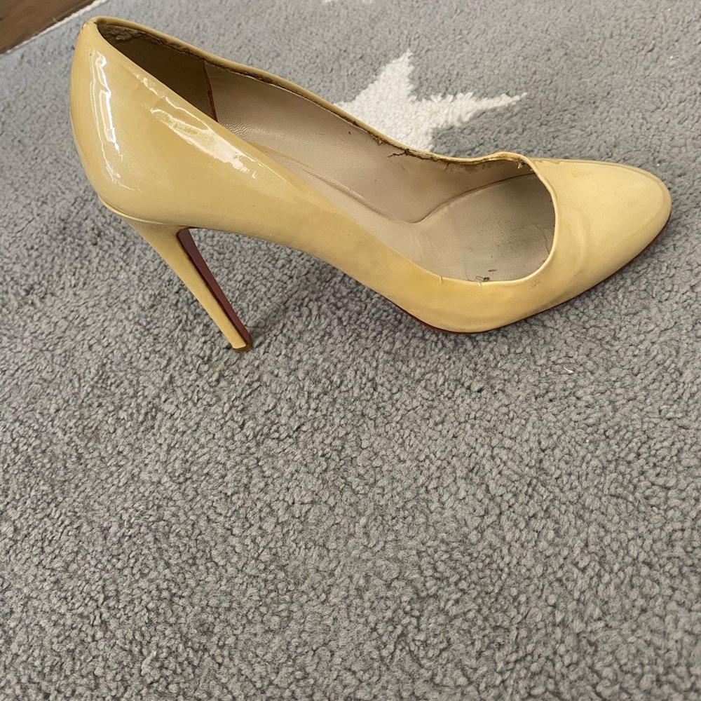 Miu Miu tan patent pump heels. 100% authentic.